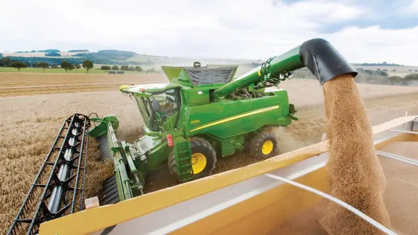 Фото статьи - Тракторы и зерноуборочные комбайны John Deere