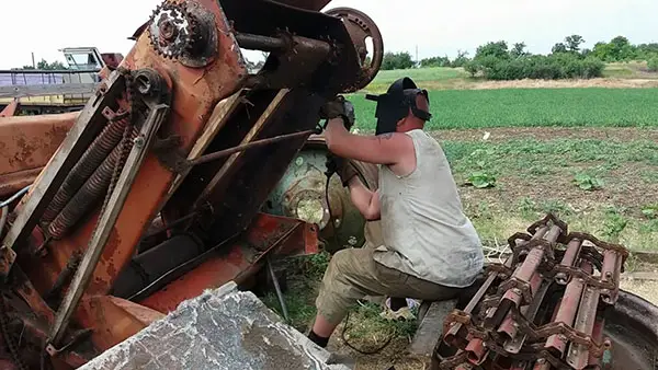 Починка зерноуборочного комбайна